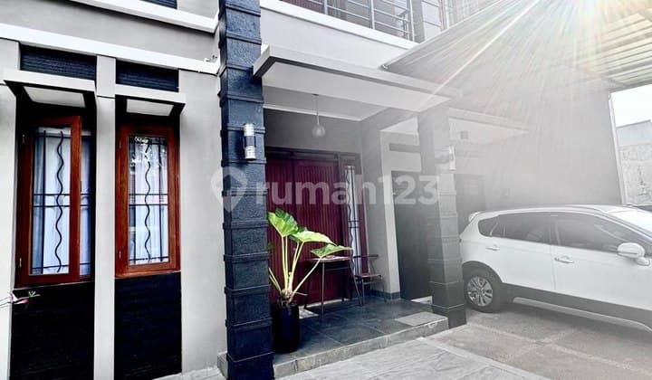 Turun Harga Rumah Konsep Klasik Siap Huni di Batununggal