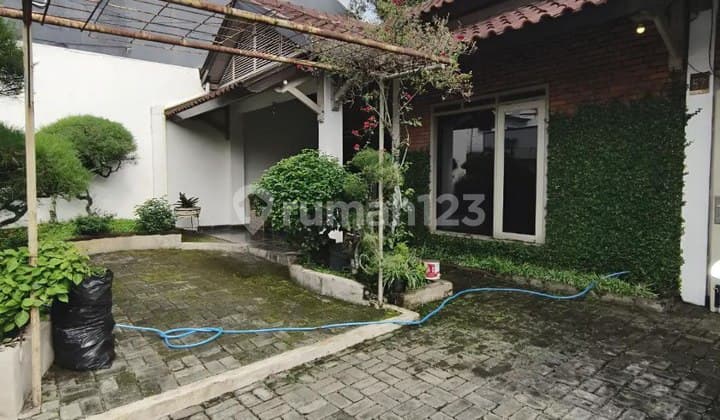 Rumah Semi Klasik Terawat Siap Huni di Cigadung
