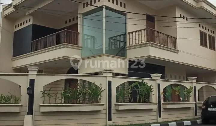 2-Story Hook Luxury House Location Within a Complex in Cicaheum