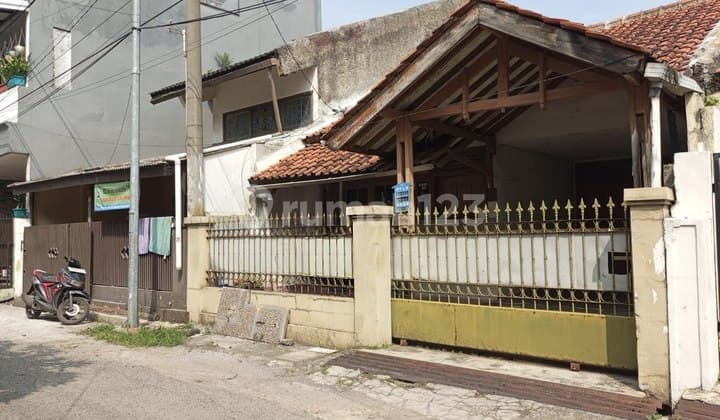 Rumah Butuh Renovasi Akses Jalan Lebar di Antapani