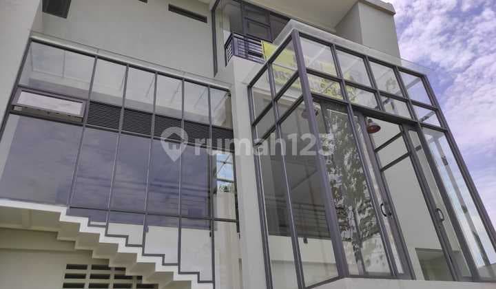 Rumah Modern Minimalis Nice View di Kota Baru Parahyangan Bandung