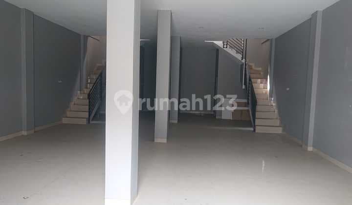 Shop House on Bekasi Highway - can be Divided into 2 Units, Double Income Potential!
