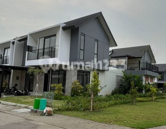 Minimalist House in Tatar Punawangi, Baru Parahyangan City, Bandung