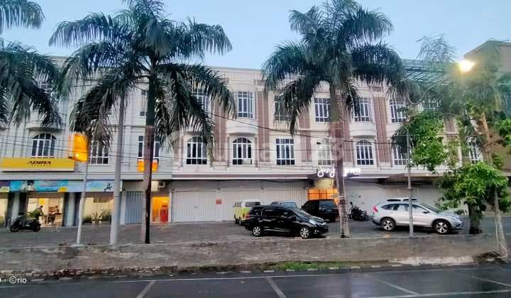 Shop houses for rent, there are 3 shop houses in a row.