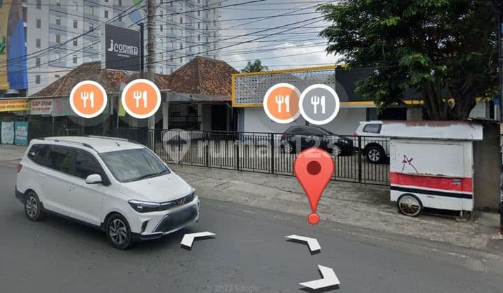 Rumah di pinggir jalan utama