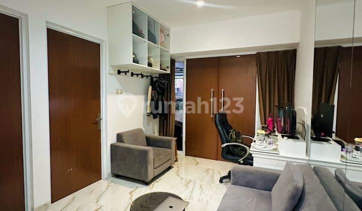 Rumah 3 Lantai Full Furnished Siap Huni di Dalam Komplek Cinere