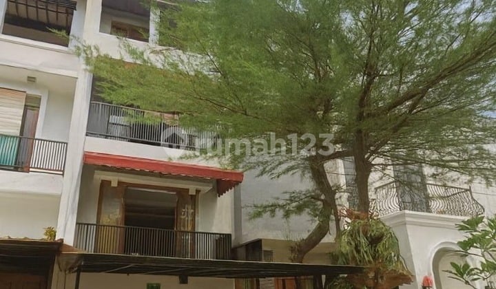 Comfortable & Strategic House in Lebak Bulus Close to MRT
