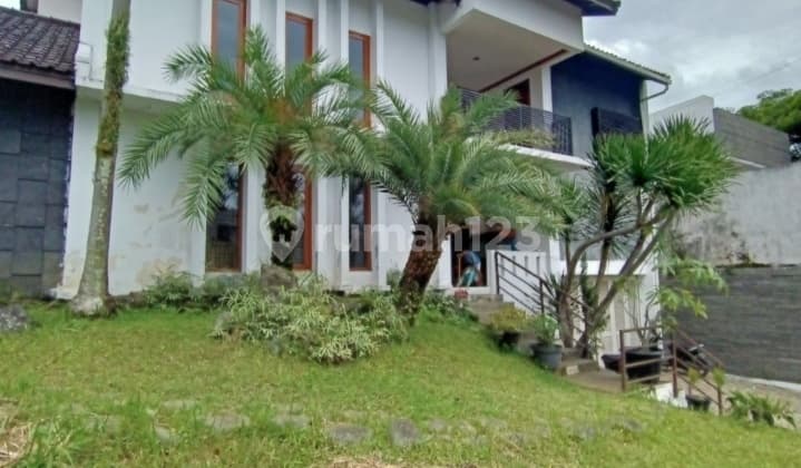 Di jual rumah bangunan bagus terawat siap huni lokasi setia Budi regensi