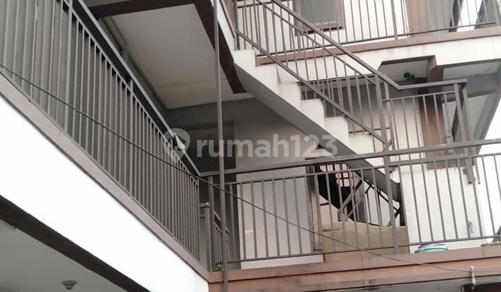 Di jual rumah bangunan tiga lantai lokasi di Deket Jln raya Cimahi Cimindi