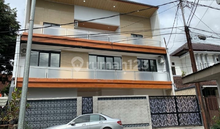 Di Jual Cepat Rumah Mewah Bangunan Tiga Lantai Lokasi Cigadung Lantai
