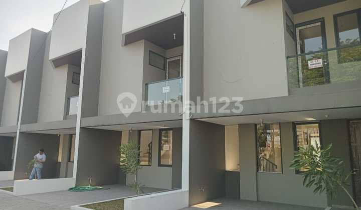 Di Jual Rumah Bangunan Baru Dua Lantai Lokasi Komplek Cuwastra
