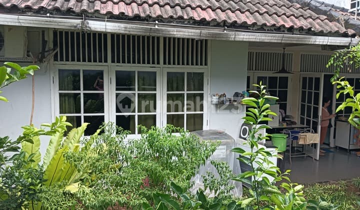 House and Culinary Business, kitchen furnished with Equipment, Freehold Title, easily accessible, near Market, Mall, School, in Sector 3 - Bintaro, South Tangerang.