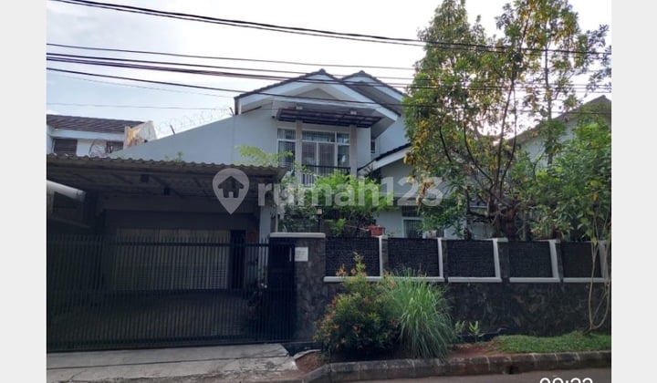 Rumah Bagus, hadap sungai pohon rindang, semi furnished. SHM, mudah diakses, di CBD BINTARO, Sektor 6, Tangerang Selatan.