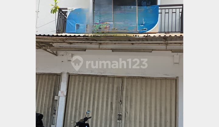 Ruko disewakan, bagus, 810 m2, dilokasi ramai, dilalui berbagai jurusan Angkot, dikelilingi banyak real estate, di Petukangan Jakarta Selatan.