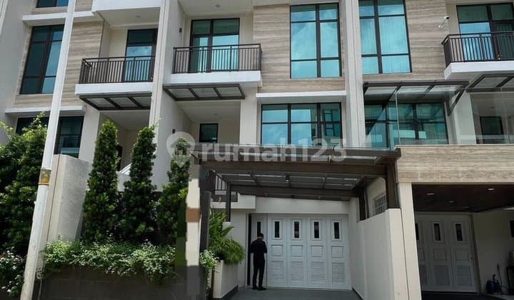 Rumah di Pondok Indah Jakarta Selatan,Amaya Owr