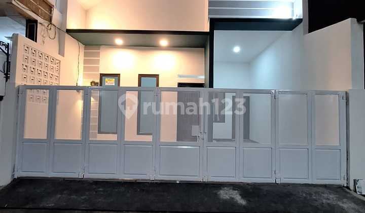Dijual Rumah Dua Lantai "Tytyan Kencana" (Nempel Persis Sumarecon Bekasi)