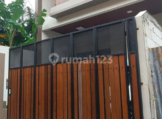 Jual Cepat Rumah dengan 2 Carport design Minimalis Modern Dalam Komplek Di Pondok Kelapa, Jakarta Timur