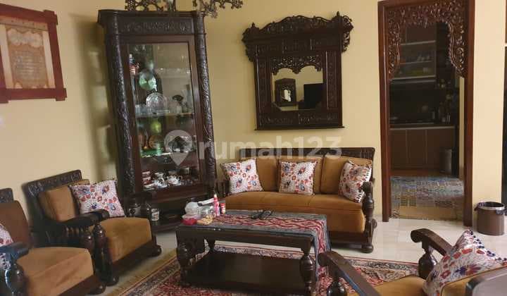 Rumah klasik modern sangat terawat rapi dalam cluster di Cinere