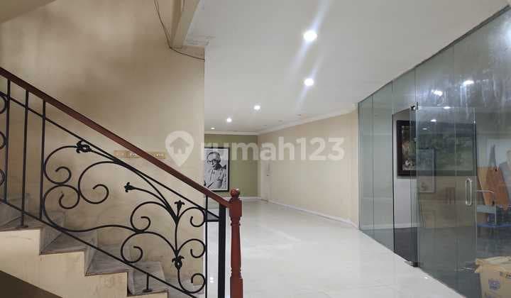 Rumah halaman luas tenang lokasi strategis di Menteng Jakarta Pusat