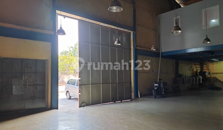 Gudang Dalam Komplek Pinggir Jalan Yos Sudarso Di Sunter Jakarta Utara