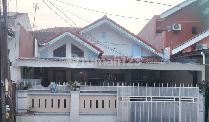 Rumah Dekat Kolam Renang di Taman Harapan Baru Bekasi