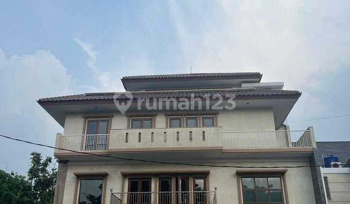 Rumah Hoek 3 Lantai di Taman Villa Meruya Jakarta Barat