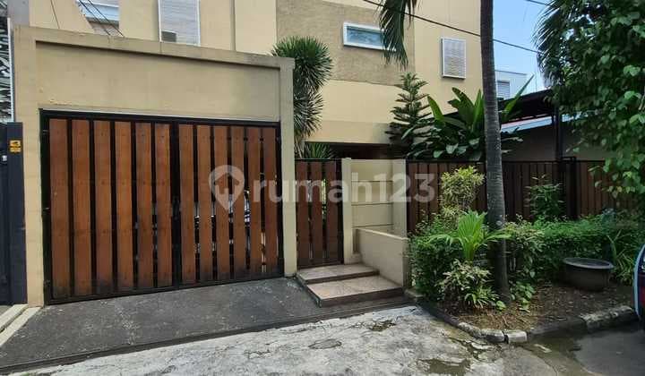 Rumah Bagus dengan Kolam Renang di Dalam Cluster Sektor 3 Bintaro