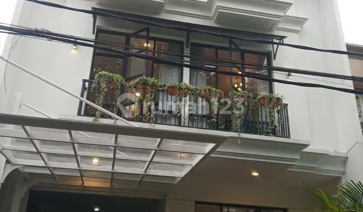 Brand New Bergaya Modern Dekat Pondok Indah Mall