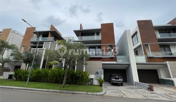 For Sale 3-Story House In Citraland Megah, Batam Centre