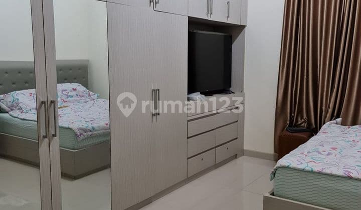 RUMAH SIAP HUNI, FULL RENOVASI, 2 LANTAI, 5 KAMAR, RAPI, LEBAR 10 DEKAT RUMAH SAKIT DAN PUSAT KULINER DI KELAPA GADING JAKARTA UTARA ( DJ)
