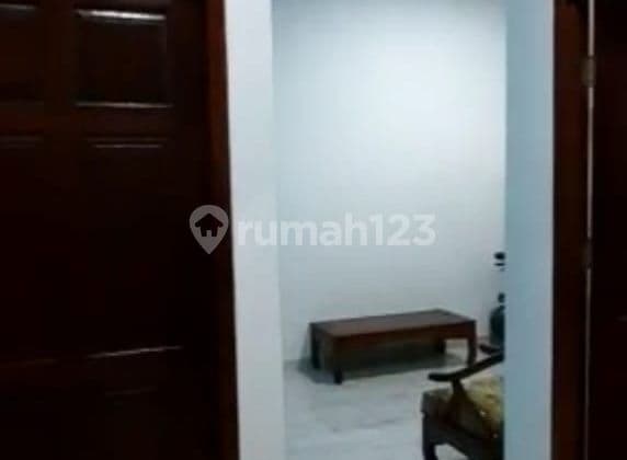 READY-TO-OCCUPY HOUSE, 1 STORY, 2-CAR ROW PARKING, 2 BEDROOMS, FLOOD-FREE IN KELAPA GADING NORTH JAKARTA (DJ)