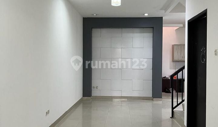 READY-TO-OCCUPY HOUSE, TIDY, STRATEGIC LOCATION, FLOOD-FREE, 2 FLOORS, 3 BEDROOMS IN KELAPA GADING, NORTH JAKARTA