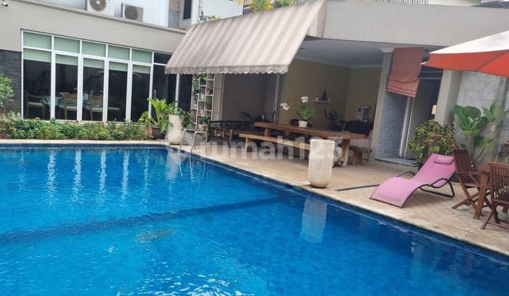 Rumah mewah 2 lantai, strategis , lokasi premium, kamar 12, ada pool di kemang Jakarta selatan