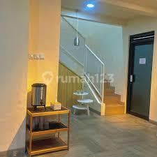 Disewakan Ruko Siap Pakai, Ex Caffe , Full Purnished, Lokasi Strategis , 3 Lantai di Jatinegara Jakarta Timur ( Andreas)