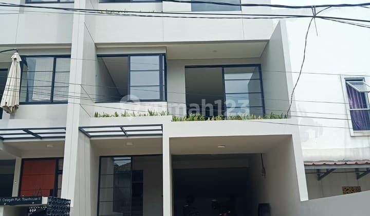 Dijual Rumah 3,5 Lantai Brand New di Komplek Cirendeu