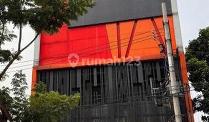 Gedung 6 Lantai Pusat Kota