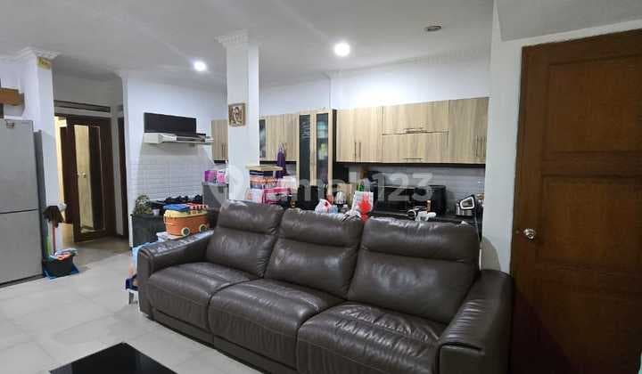 Rumah Nyaman Terawat 2 Lantai di Setraduta Hegar