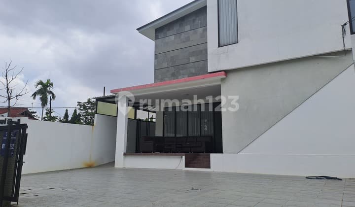 Rumah Luas Kamar Banyak Kuldesac Masih Baru Di Setraduta Bandung