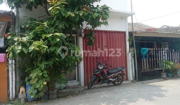 Well-Maintained House Suitable for Business Gading Elok Karawang Housing