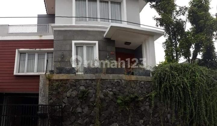 Semi-Furnished House with Rooftop Mini Pool in Cisaranten Arcamanik