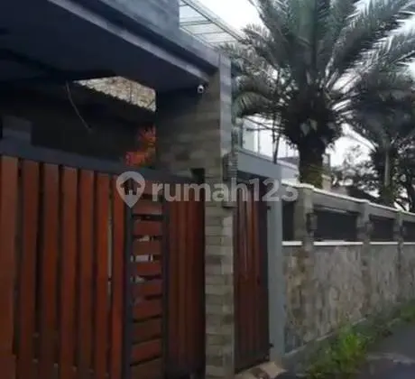 Nice Well-Maintained House with Swimming Pool, Buah Batu, Bandung City