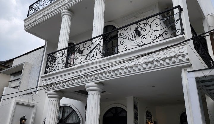 Dijual Rumah 3Lt desain Eropa Klasik Modern Cluster di Antapani