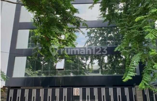 Dijual Ruang Usaha Strategis Dekat Pusat Perbelanjaan dan MRT