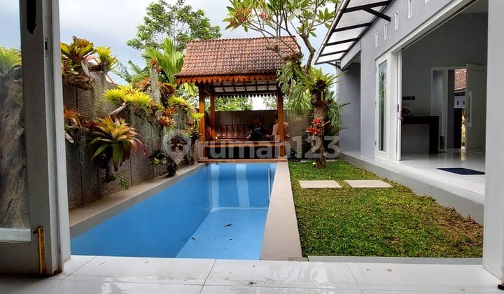 Dijual Rumah dengan Ptivatepoll di Pakis Belakang Kantor Samsat Banyuwangi