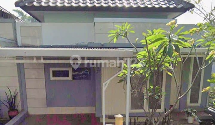 Ready-to-Occupy 2-Story Downslope House in Cigadung Greenland
