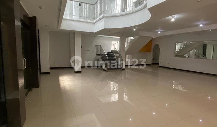 Ruang Usaha Disewakan di Mainroad Pasirkaliki Bandung