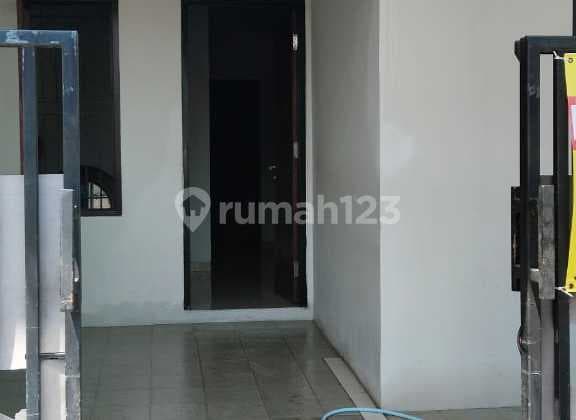 Disewakan Rumah 2 Lantai Dekat Lrt Dengan 5 Kamar Tidur Di Jaktim