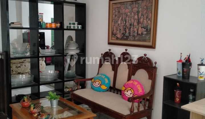 Rumah Rapih Dekat Sekolahan Dan Supermarket