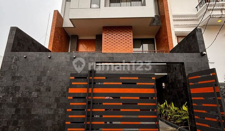 Rumah modern 3lantai dengan swimming pool