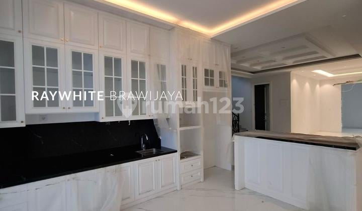 Rumah baru American classic 3lantai dengan kolam renang